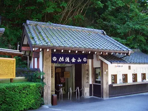 佐渡金山の坑道入口