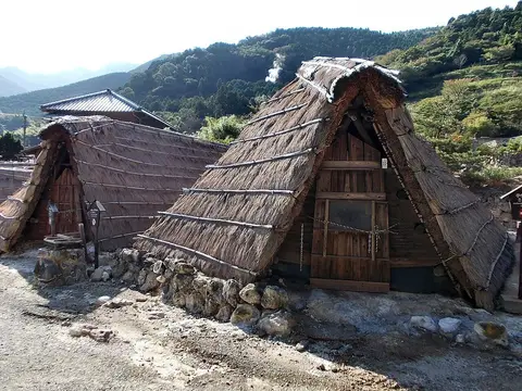明礬温泉の風景（湯の花小屋のある温泉地）