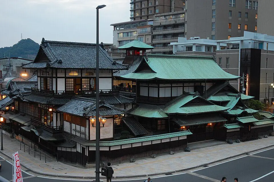 道後温泉本館の外観（唐破風造りの三層楼）