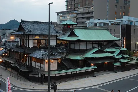 道後温泉本館の外観（唐破風造りの三層楼）