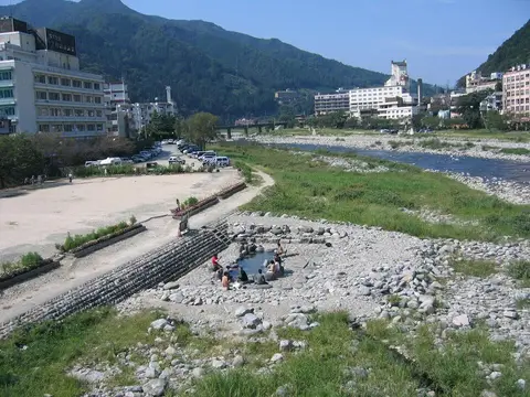 下呂温泉 飛騨川沿いの河原露天風呂（施設周辺の景観）