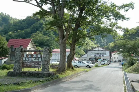 夏油温泉の入口看板と温泉街の風景