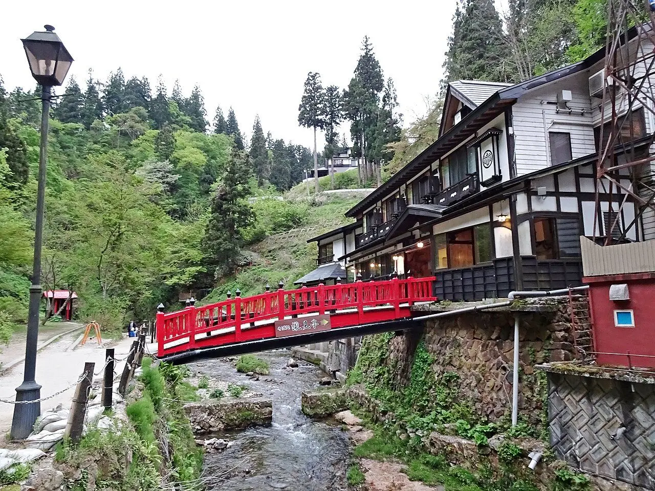 銀山温泉 滝見橋（施設周辺の景観）