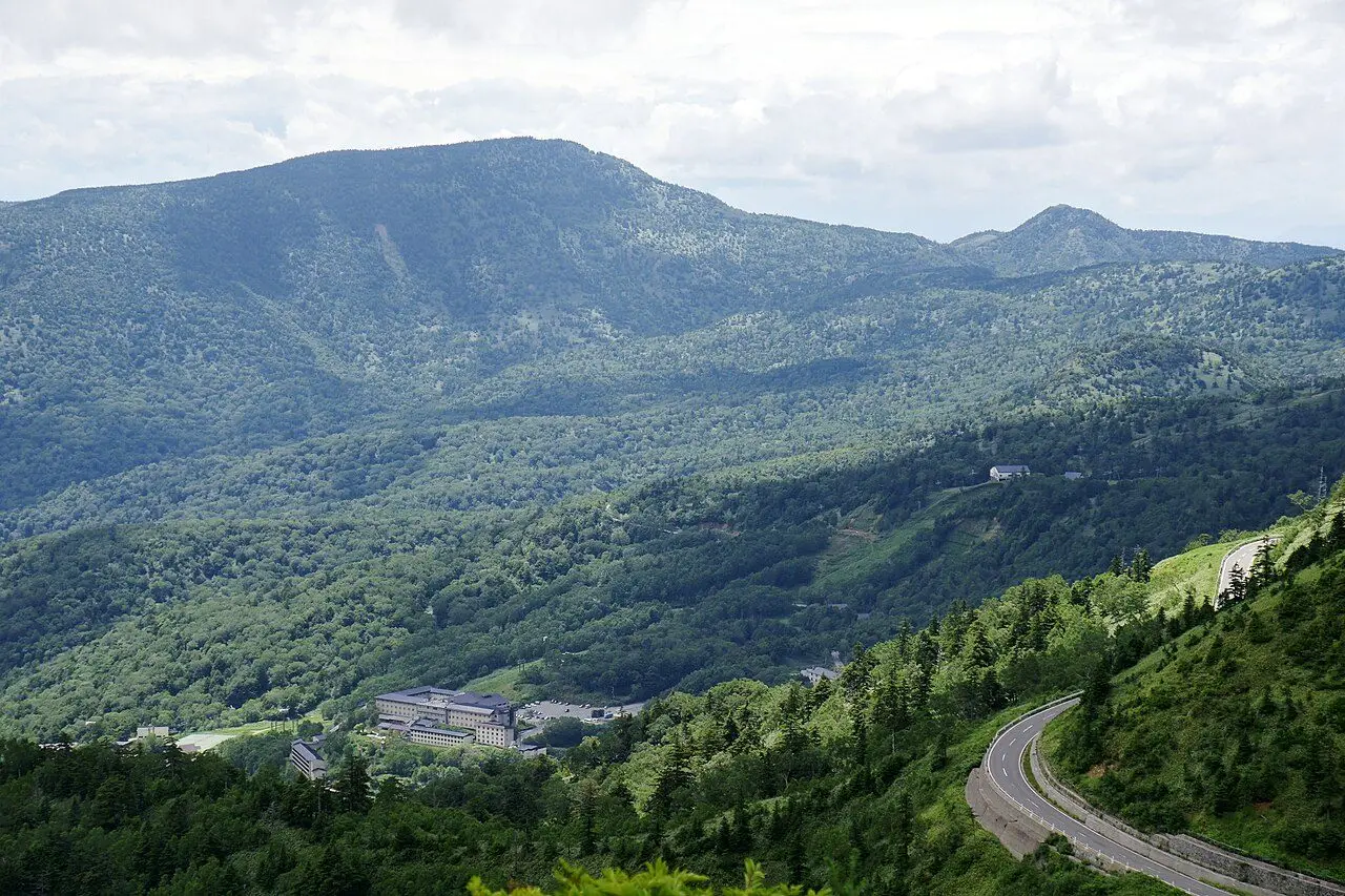 万座温泉と万座山（施設周辺の風景）