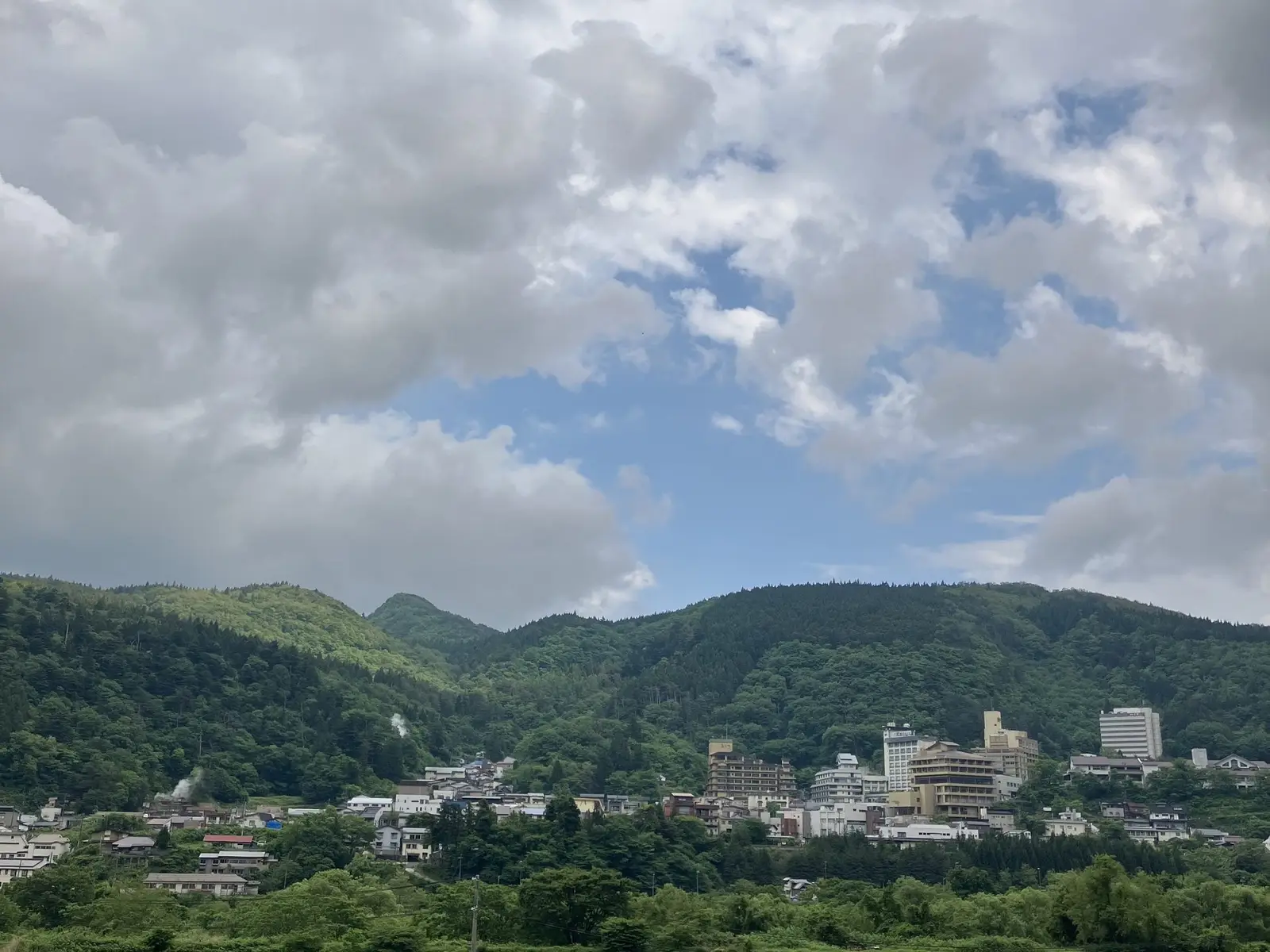 鳴子温泉郷の遠景（施設周辺の景観）