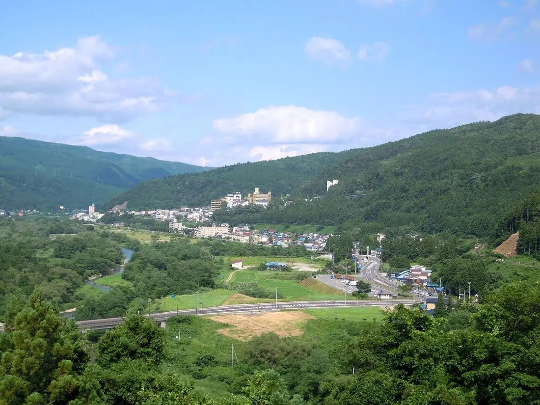 鳴子公園から見た鳴子温泉街の遠景（施設周辺の景観）