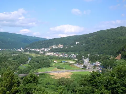 鳴子公園から見た鳴子温泉街の遠景（施設周辺の景観）