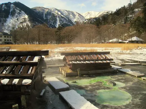 日光湯元温泉の湯ノ湖畔に湧く源泉地