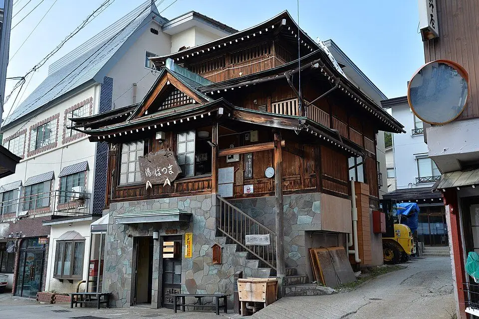 野沢温泉 外湯「松葉の湯」（河原湯とは別の共同浴場、温泉地周辺の景観）