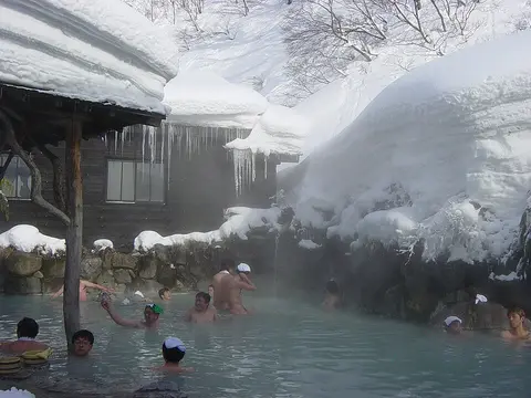乳頭温泉郷 鶴の湯の混浴露天風呂（冬）