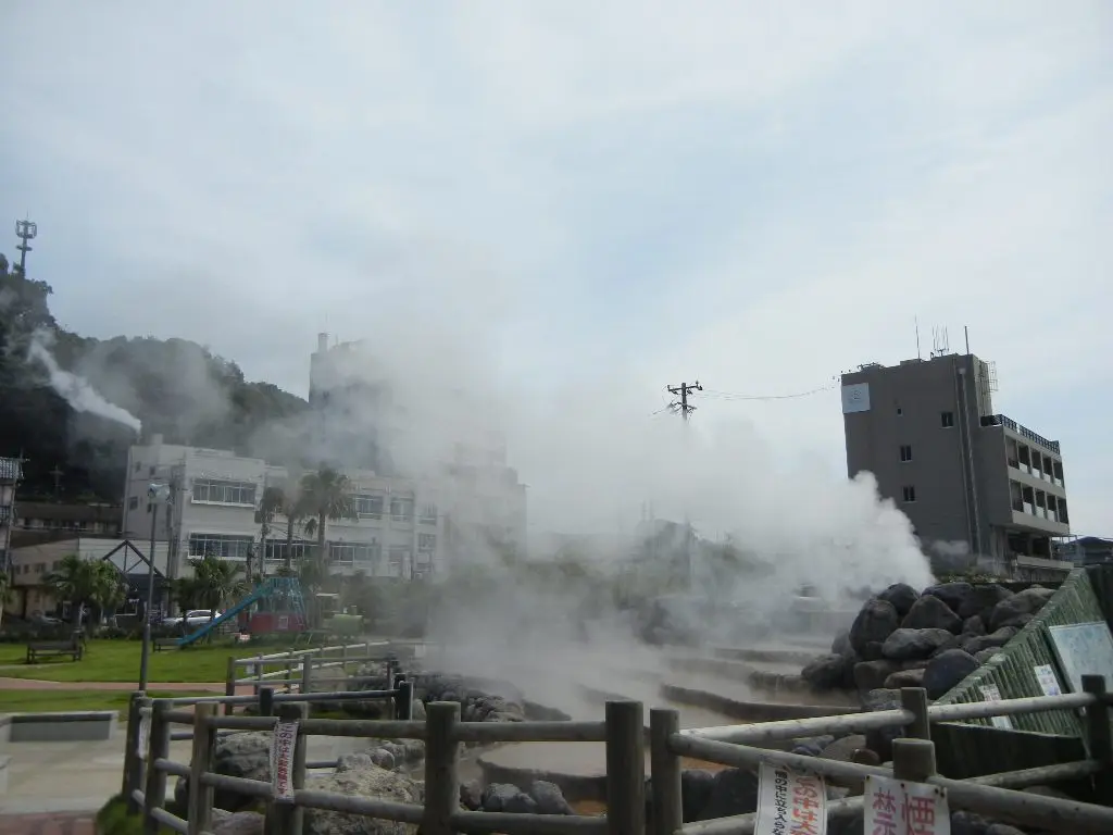 小浜温泉のマリンパーク一帯（温泉街の景観）
