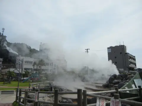 小浜温泉のマリンパーク一帯（温泉街の景観）