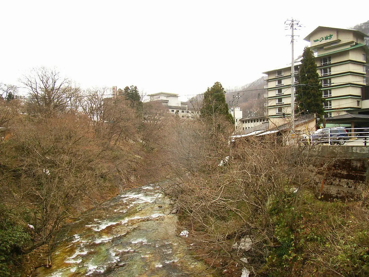 作並温泉の渓谷沿いの旅館街（2006年撮影）