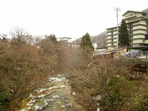 作並温泉の渓谷沿いの旅館街（2006年撮影）