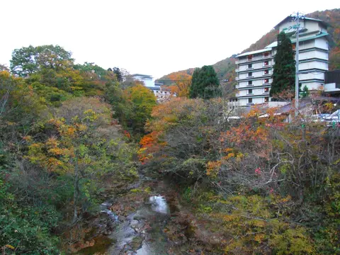 作並温泉の渓谷沿いの旅館街（2007年撮影）