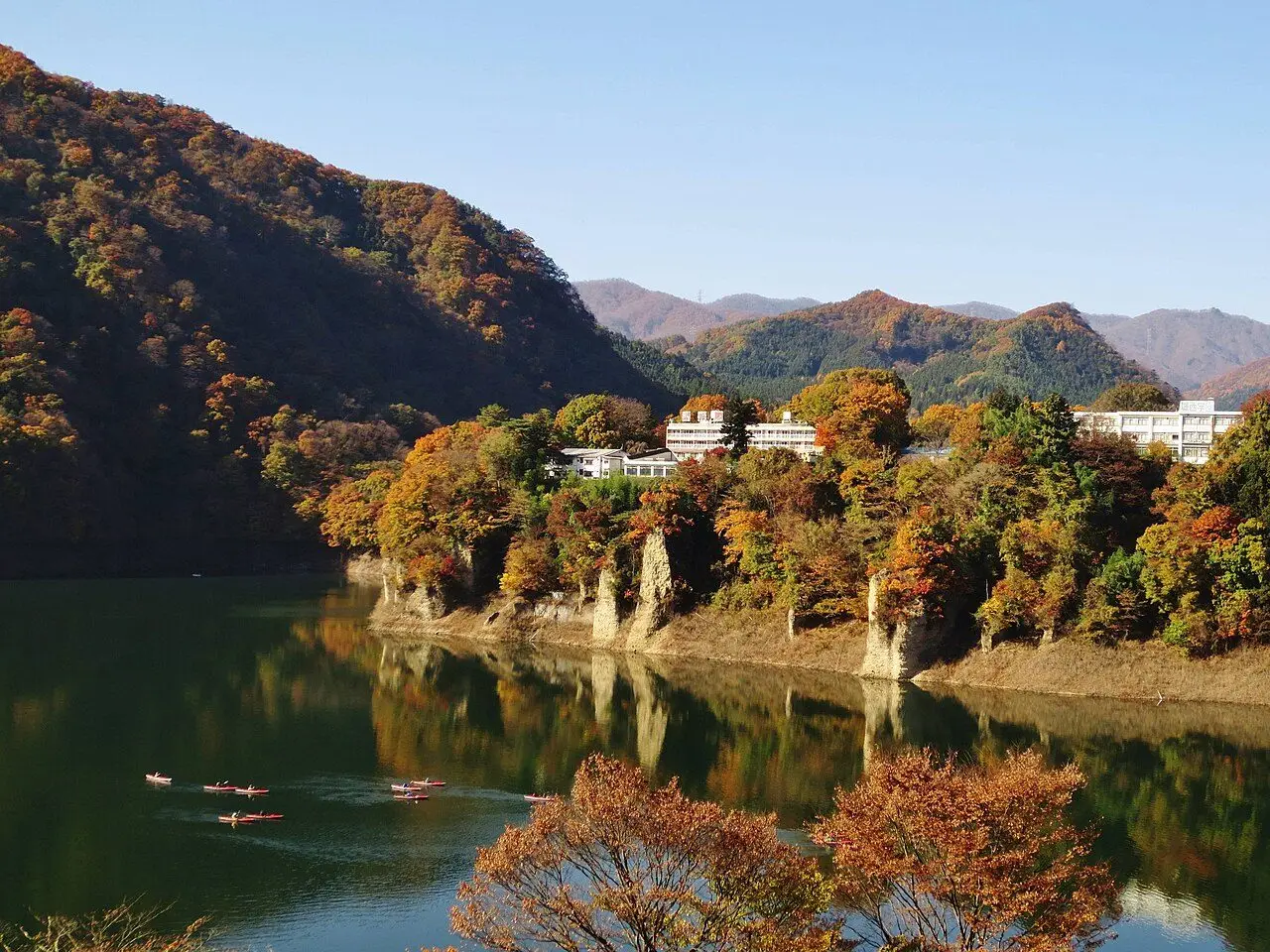 猿ヶ京温泉と赤谷湖（施設周辺の風景）
