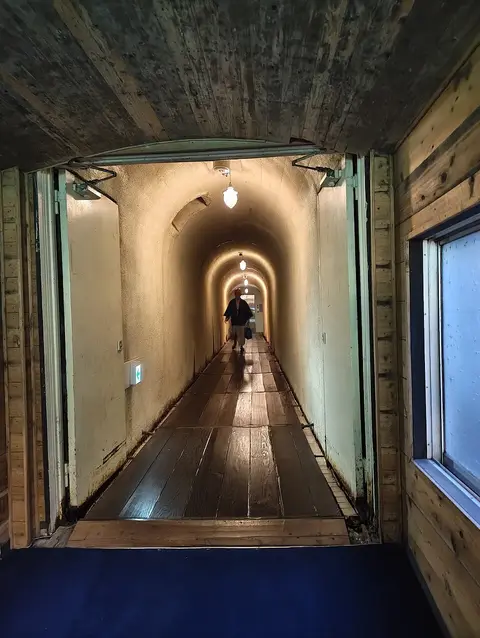 四万温泉 積善館の本館・新館をつなぐトンネル
