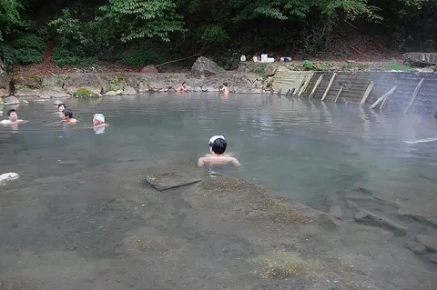 尻焼温泉の名物「川の湯」（川底から温泉が湧き出す露天の野湯、弁天の湯とは別の場所）