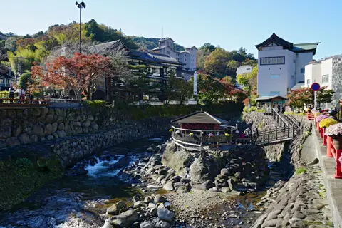 桂川沿いのリバーテラス杉の湯と独鈷の湯公園周辺の温泉街景観