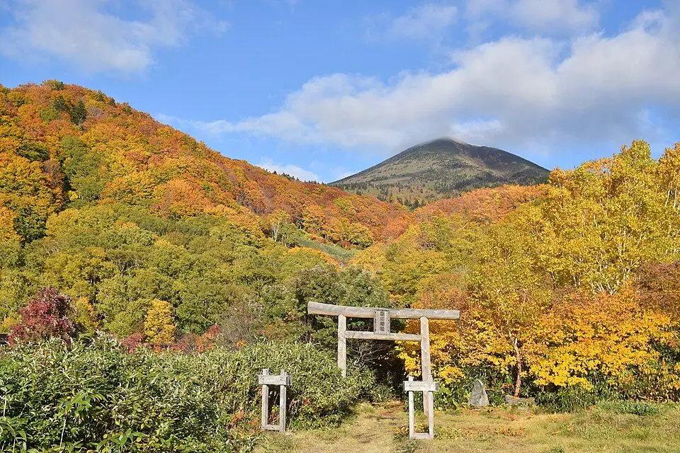 酸ヶ湯温泉 薬師神社の鳥居と八甲田の山景（施設周辺の景観）