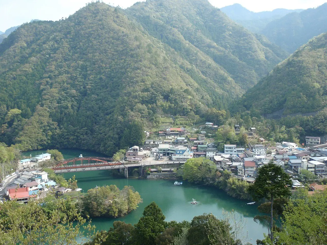 十津川温泉郷の町並みと二津野ダム湖