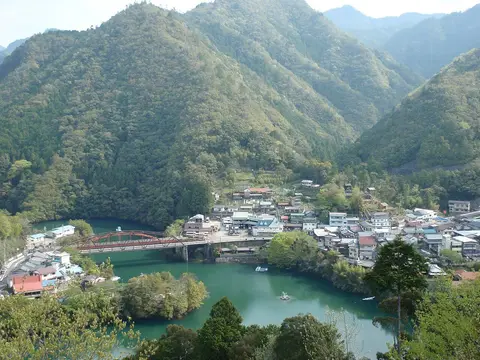 十津川温泉郷の町並みと二津野ダム湖
