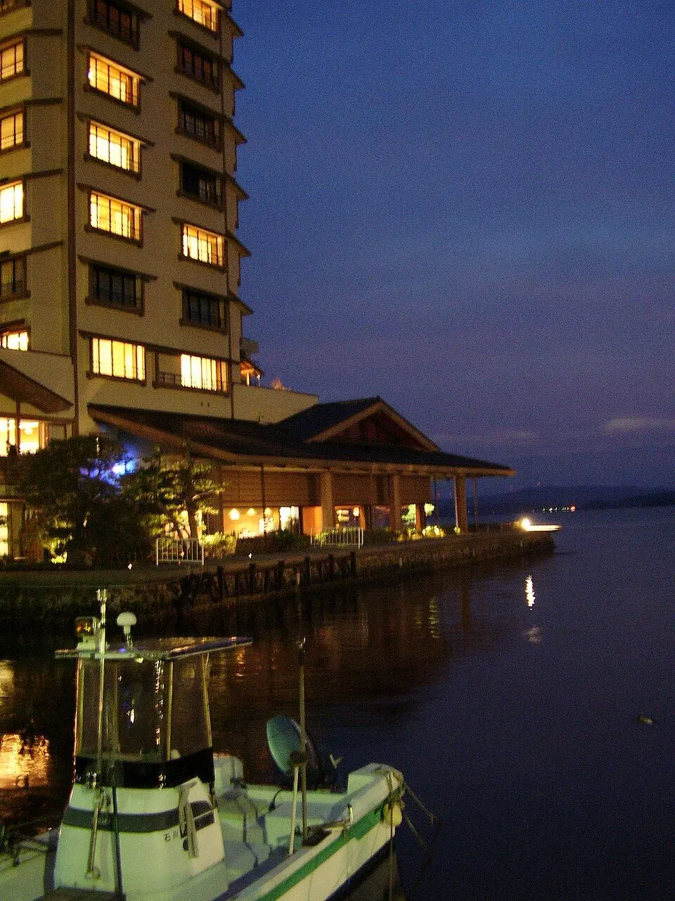 和倉温泉「加賀屋」の夜景（総湯とは別の旅館、温泉地周辺の景観）