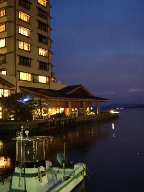 和倉温泉「加賀屋」の夜景（総湯とは別の旅館、温泉地周辺の景観）
