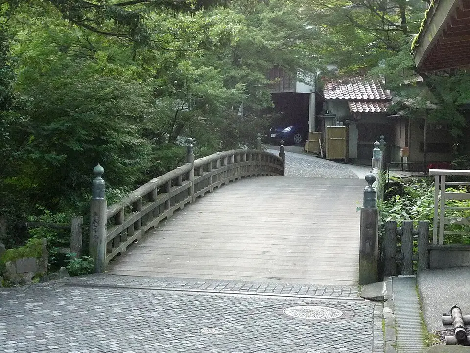 山中温泉のシンボル「こおろぎ橋」（施設周辺の景観）