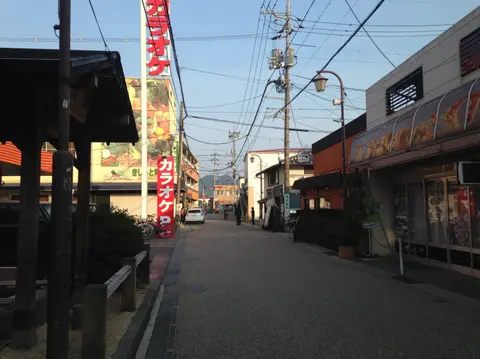 湯田温泉の温泉街通り（施設周辺の景観）