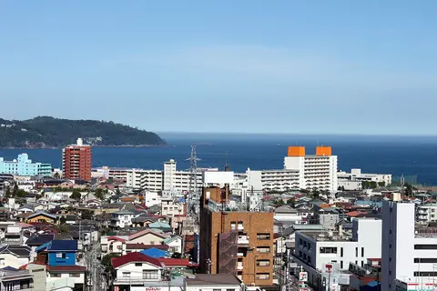 湯河原温泉の町並み（こごめの湯とは別地点からの湯河原中心部の眺め）