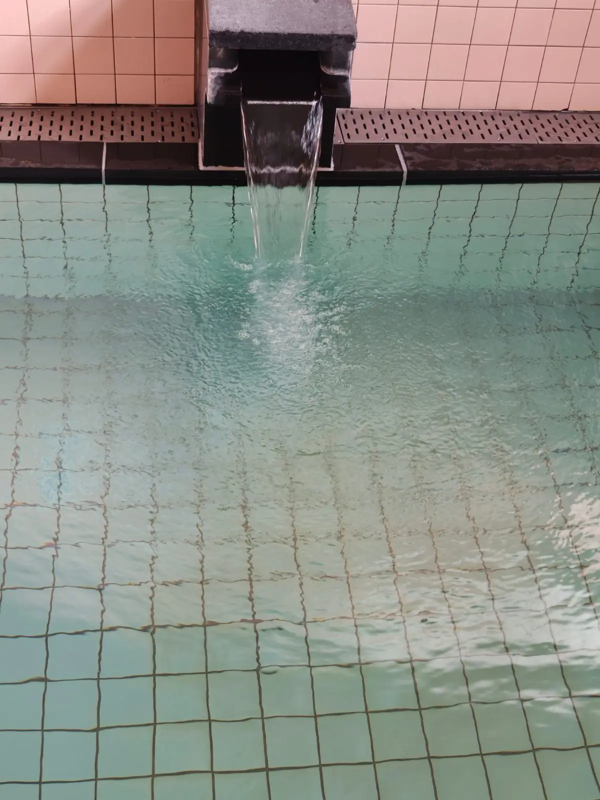 浴槽に注ぐ源泉のかけ流し